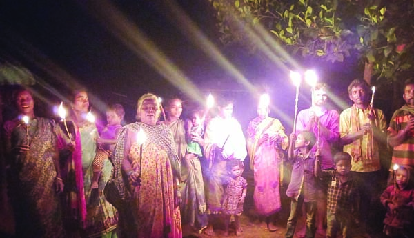 కాగడాలతో ఆదివాసీల నిరసన