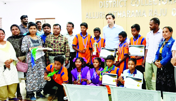 పతకాలు, సర్టిఫికెట్లు అందజేత