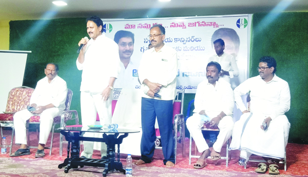 వాలంటీర్లు, గృహసారథులకు సమన్వయం అవసరం: మోపిదేవి