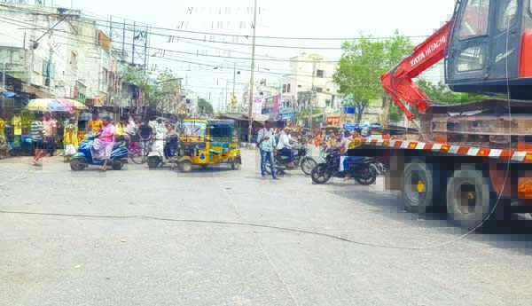 జేసీబీ తగిలి తెగిపడిన విద్యుత్‌ తీగ