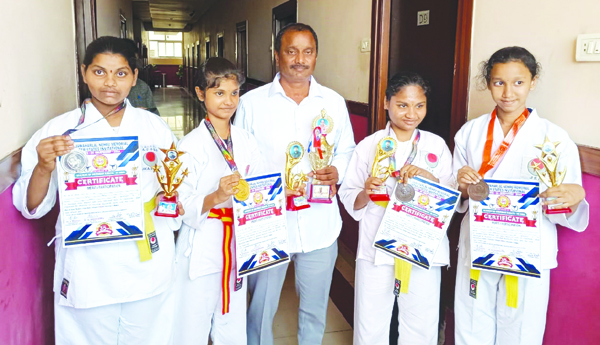 కరాటే పోటీలలో విద్యార్థుల ప్రతిభ
