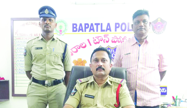 గంజాయి స్థావరాలపై పోలీసుల దాడులు