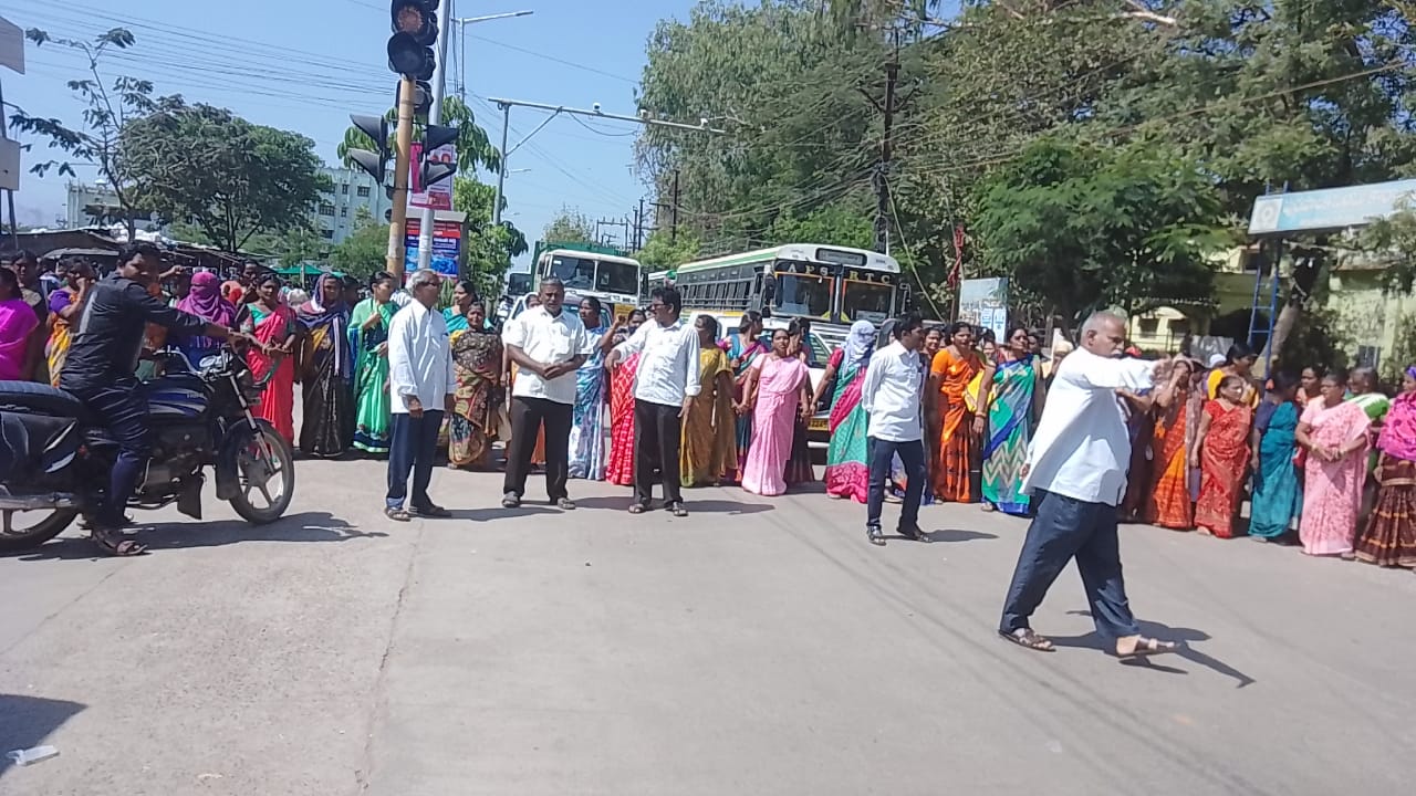 మున్సిపల్ కార్యాలయం ముందు రాస్తారోకో చేస్తున్న అంగన్వాడి కార్యకర్తలు
