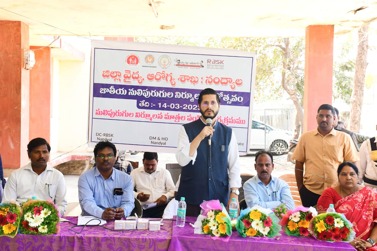 మాట్లాడుతున్న జిల్లా కలెక్టర్‌ మనజీర్‌ జిలాని సామూన్‌