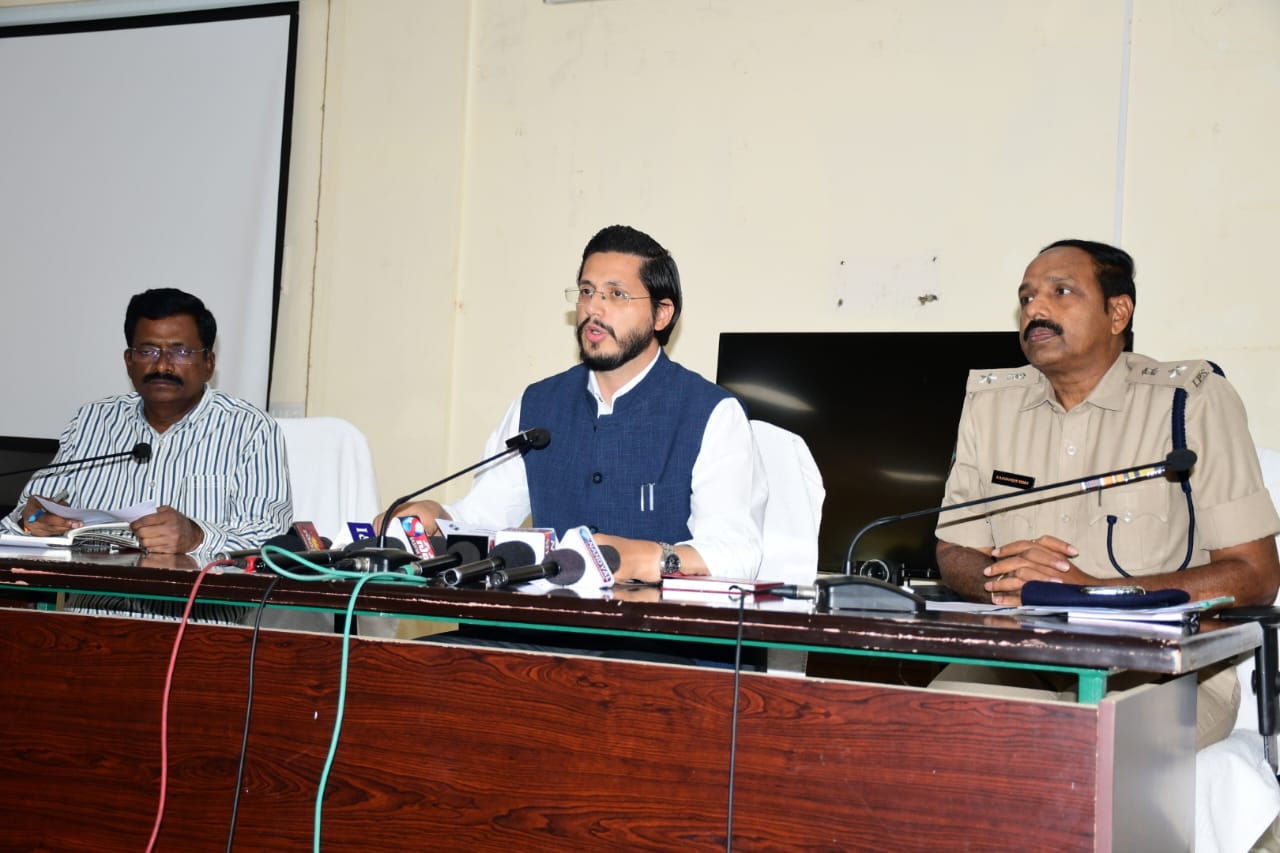 విలేకరుల సమావేశంలో మాట్లాడుతున్న జిల్లా కలెక్టర్‌