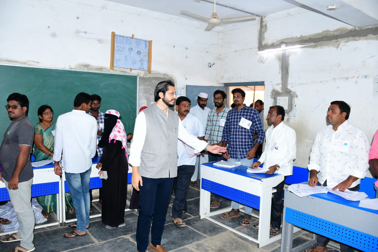 నంద్యాలలోని మున్సిపల్‌ హై స్కూల్‌లో ఉన్న పోలింగ్‌ కేంద్రంలో ఓటింగ్‌ సరళిని పరిశీలిస్తున్న జిల్లా కలెక్టర్‌
