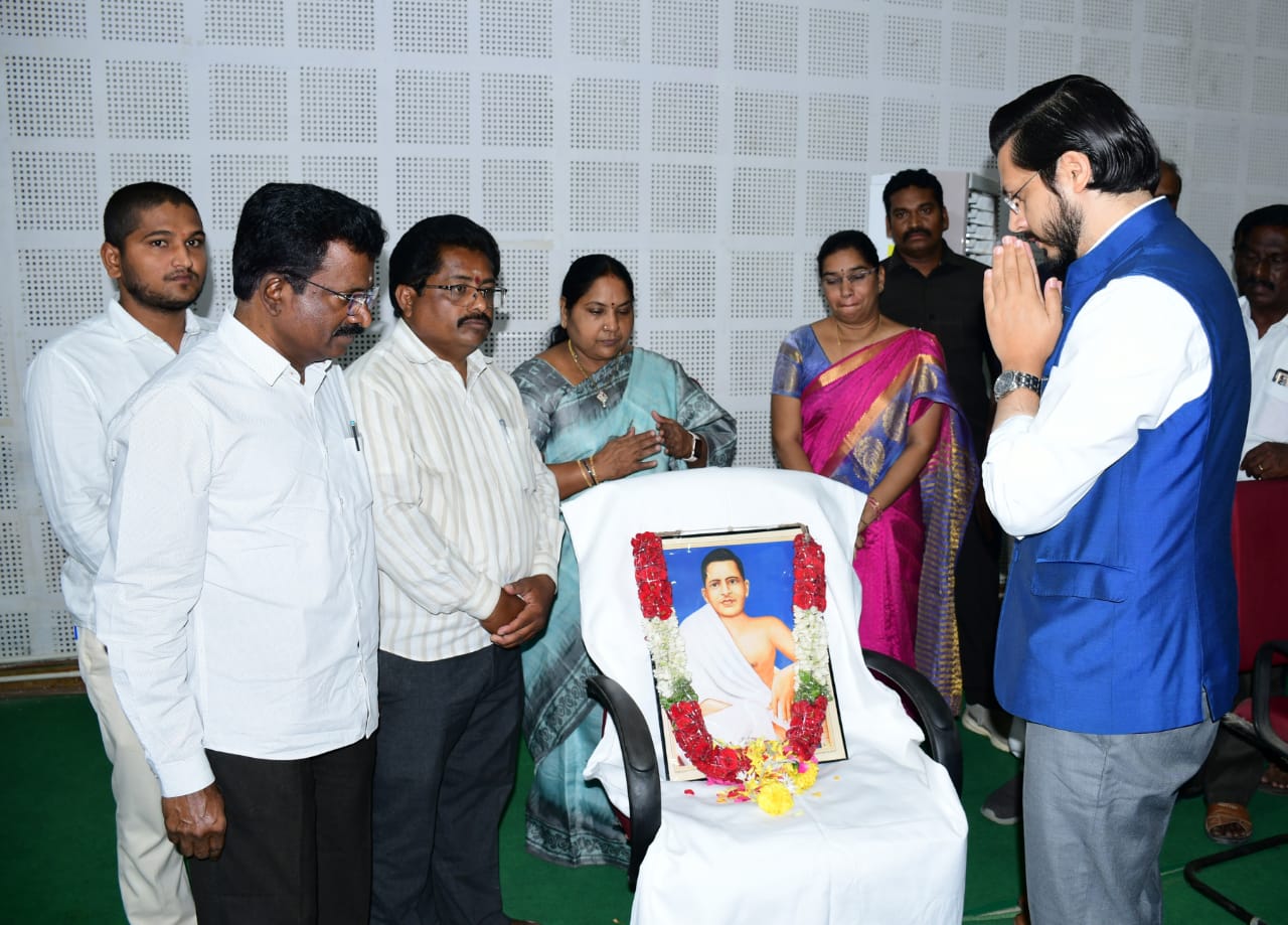 పొట్టి శ్రీరాములు చిత్రపటానికి పూలమాల వేసి నివాళులర్పిస్తున్న జిల్లా కలెక్టర్‌