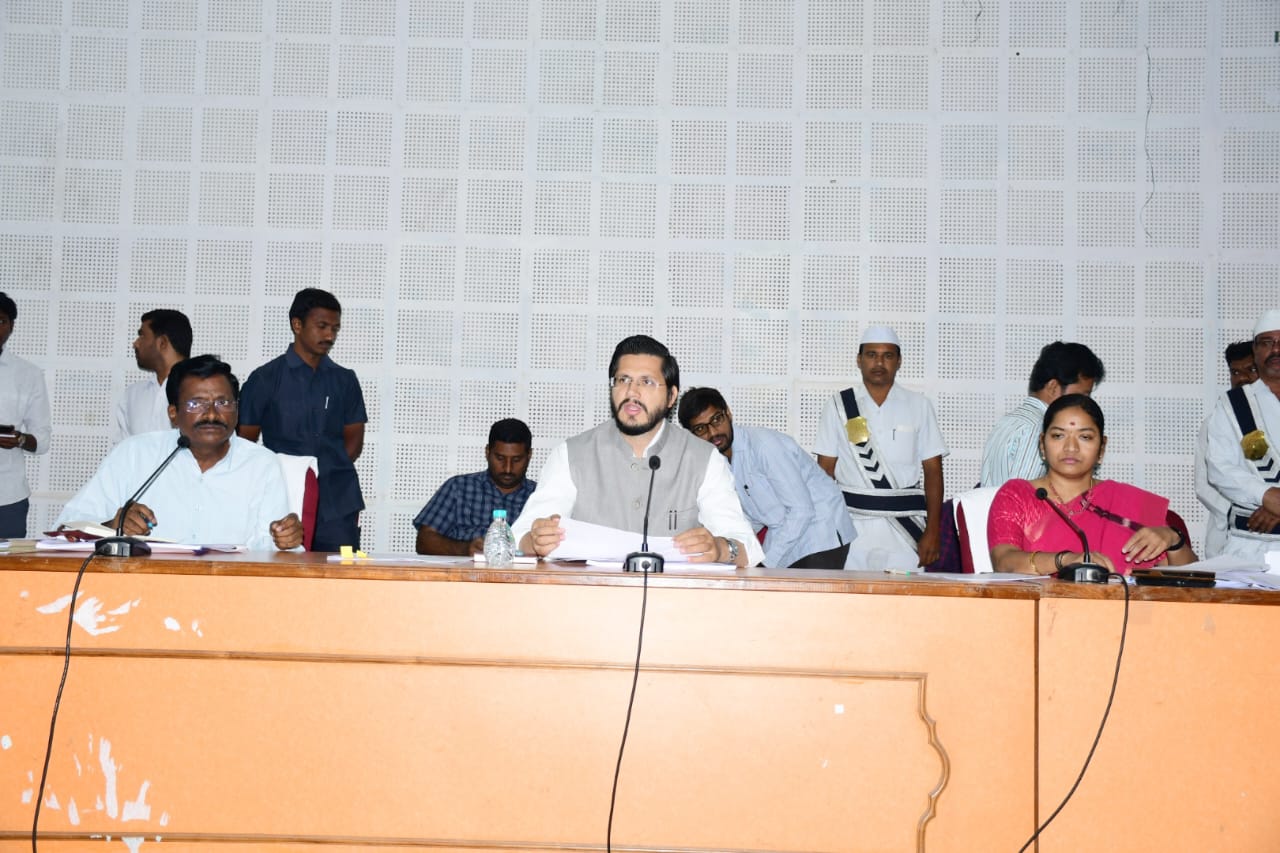 మాట్లాడుతున్న కలెక్టర్‌ మనజీర్‌ జిలానీ సామూన్‌