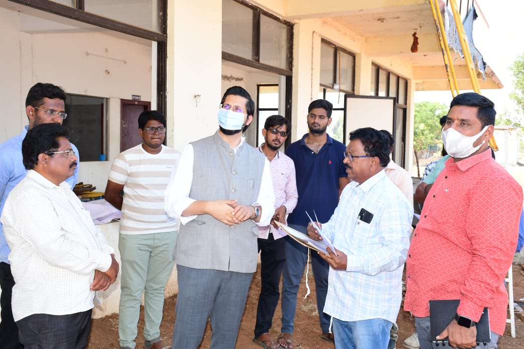 చెరువు కట్ట వద్ద ఉన్న రెస్టారెంట్‌ను పరిశీలిస్తున్న జిల్లా కలెక్టర్‌