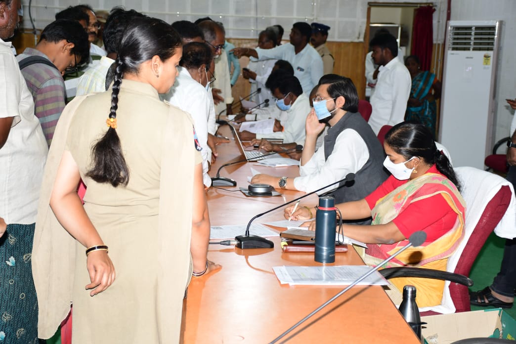 జెండా ఊపి 104 వాహనాన్ని ప్రారంభిస్తున్న జిల్లా కలెక్టర్‌ ఎమ్మెల్యే, ఎమ్మెల్సీ తదితరులు