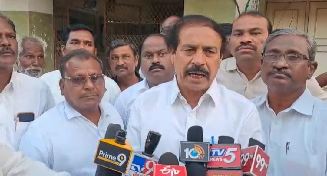 మీడియాతో మాట్లాడుతున్న సిపిఐ రాష్ట్ర కార్యదర్శి రామకృష్ణ