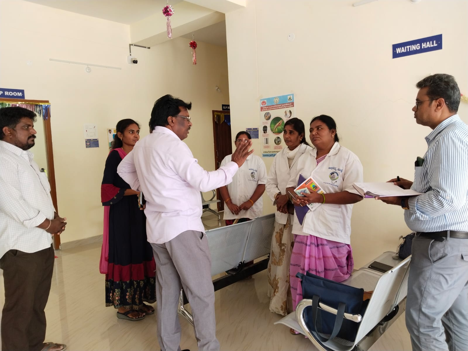 అర్బన్ హెల్త్ సెంటర్ లో వైద్య సిబ్బందితో మాట్లాడుతున్న డీఎంహెచ్ఓ