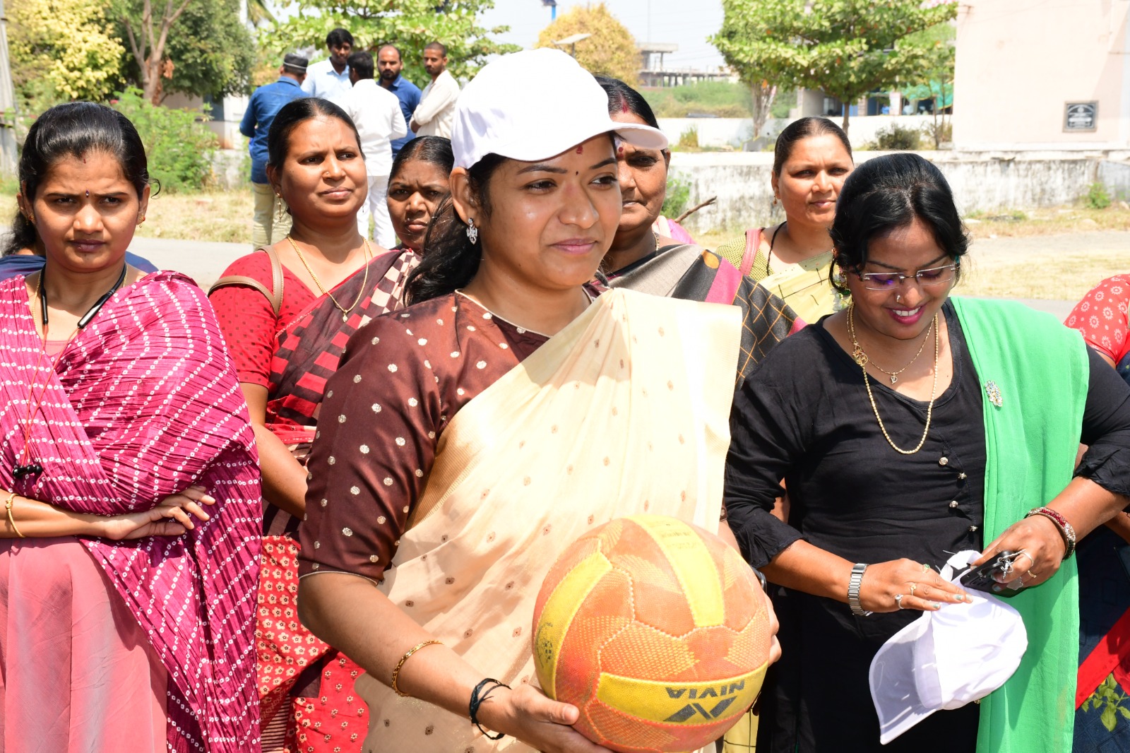 ఆటల పోటీలను ప్రారంభిస్తున్న జాయింట్‌ కలెక్టర్‌