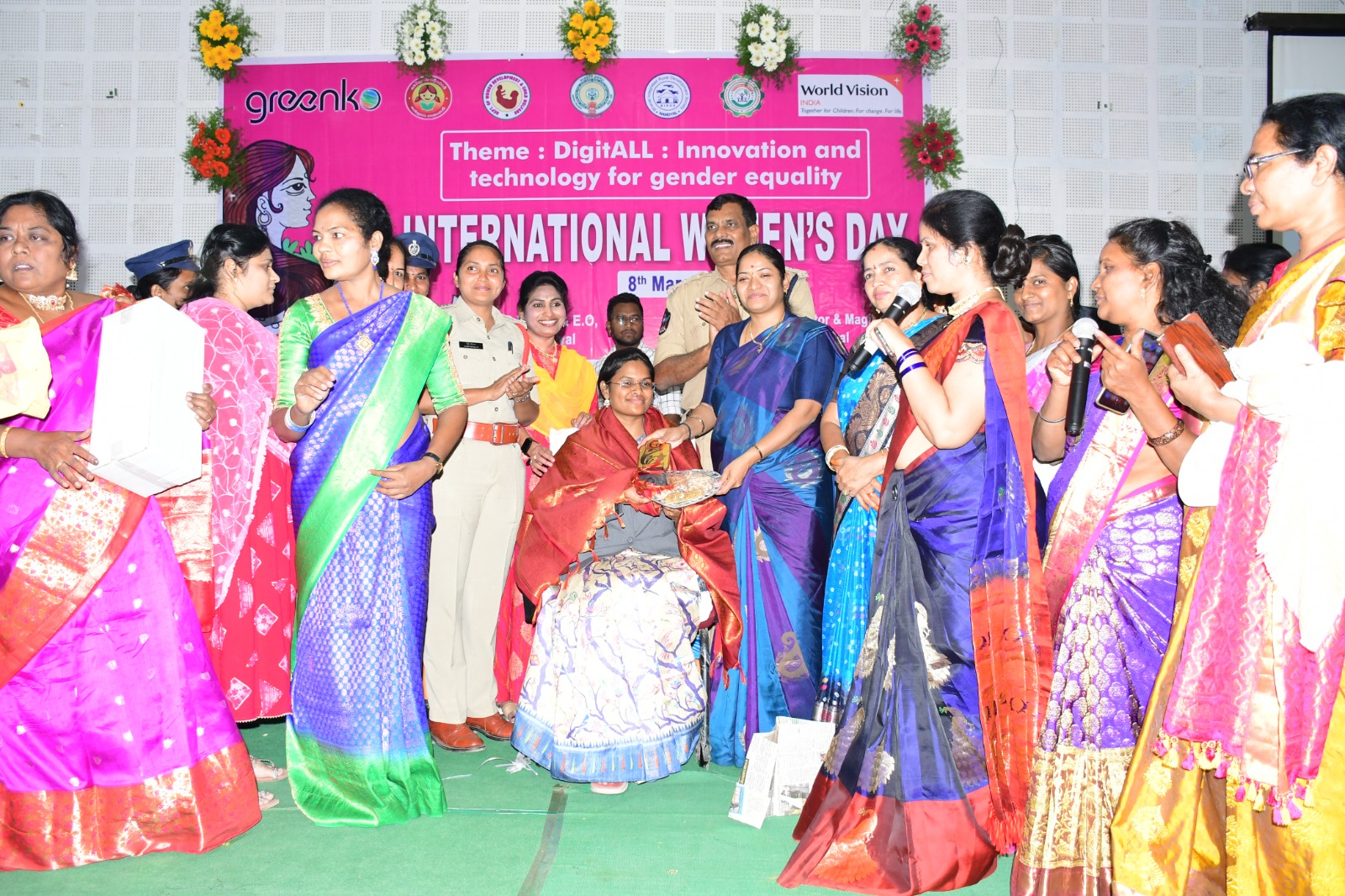 జడ్జి అర్చనను సన్మానిస్తున్న జిల్లా జాయింట్‌ కలెక్టర్‌ తదితరులు