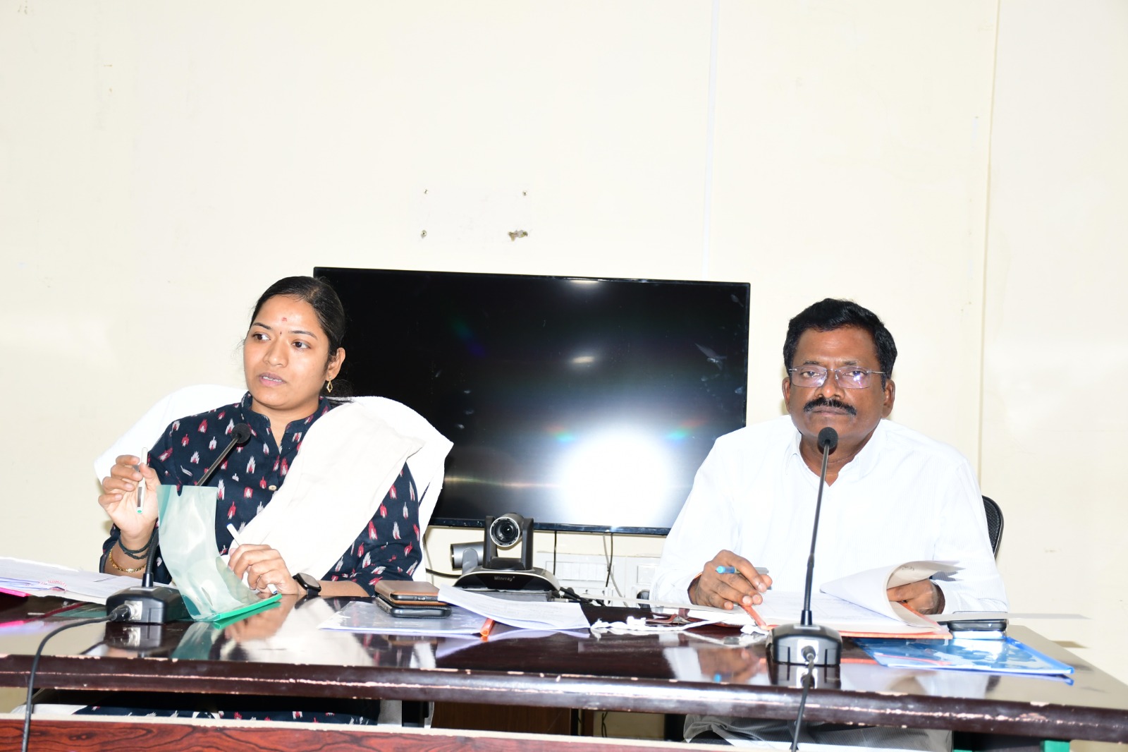  సమావేశంలో మాట్లాడుతున్న జిల్లా జాయింట్‌ కలెక్టర్‌