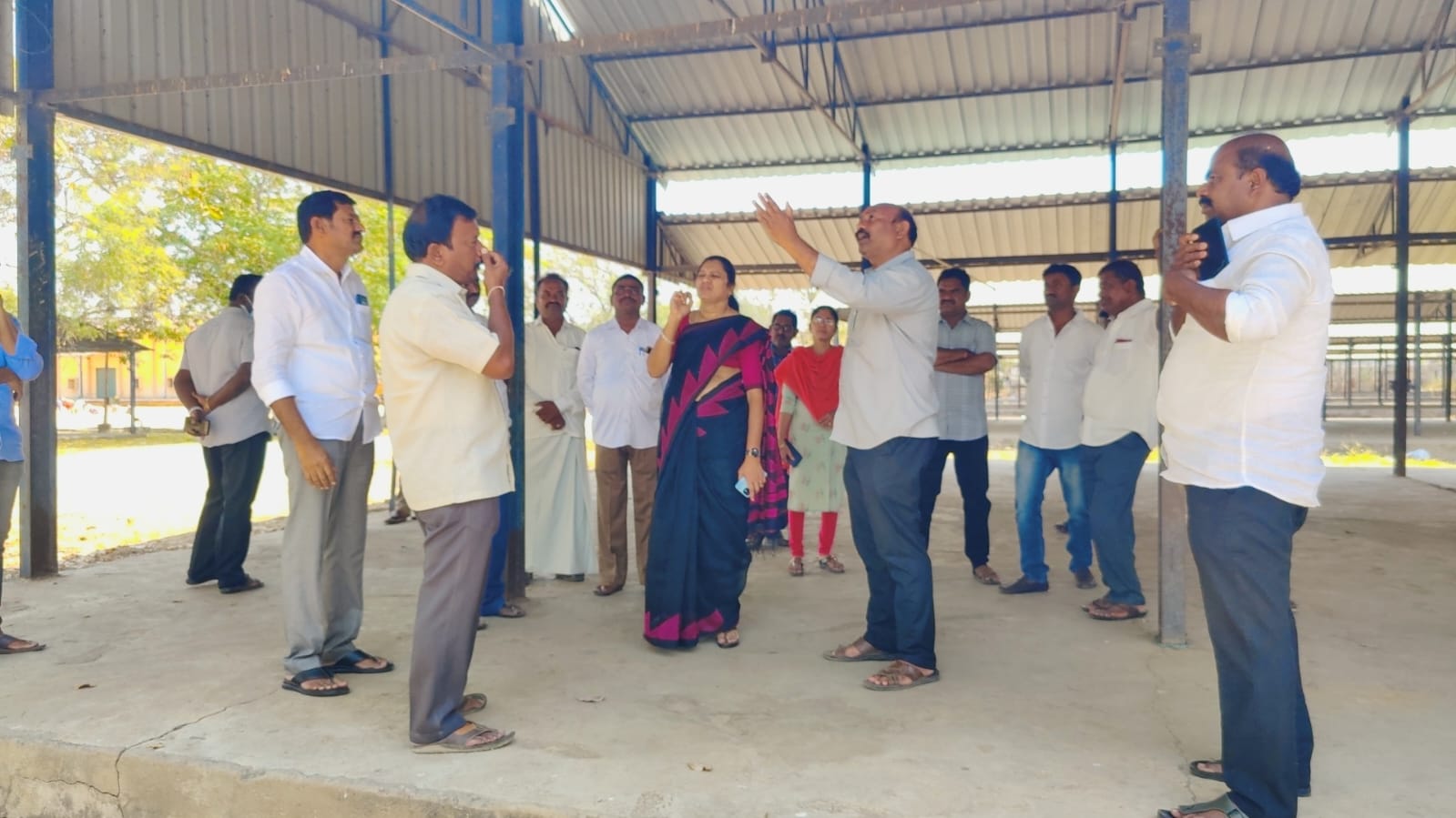  షెడ్లను పరిశీలిస్తున్న చైర్మన్‌, సెక్రటరీ తదితరులు