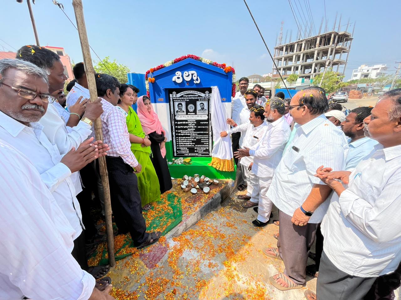అభివృద్ధి పనులు ప్రారంభిస్తున్న ఎమ్మెల్యే