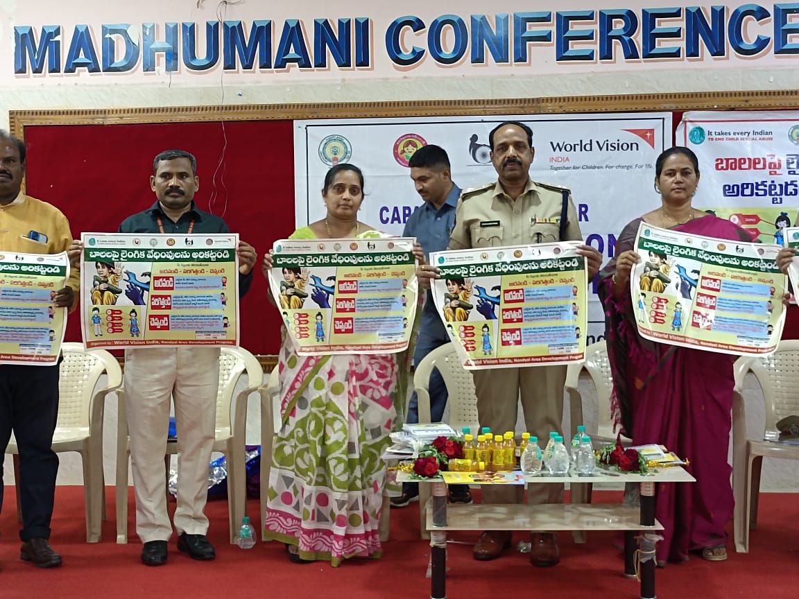 పోస్టర్‌ విడుదల చేస్తున్న జిల్లా ఎస్‌పి కె.రఘువీర్‌ రెడ్డి