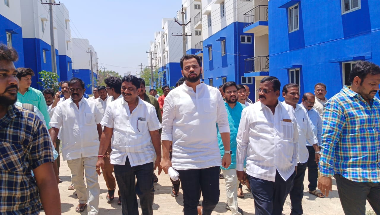 టిడ్కో ఇళ్లను పరిశీలిస్తున్న భూమా జగత్‌ విఖ్యాత్‌ రెడ్డి