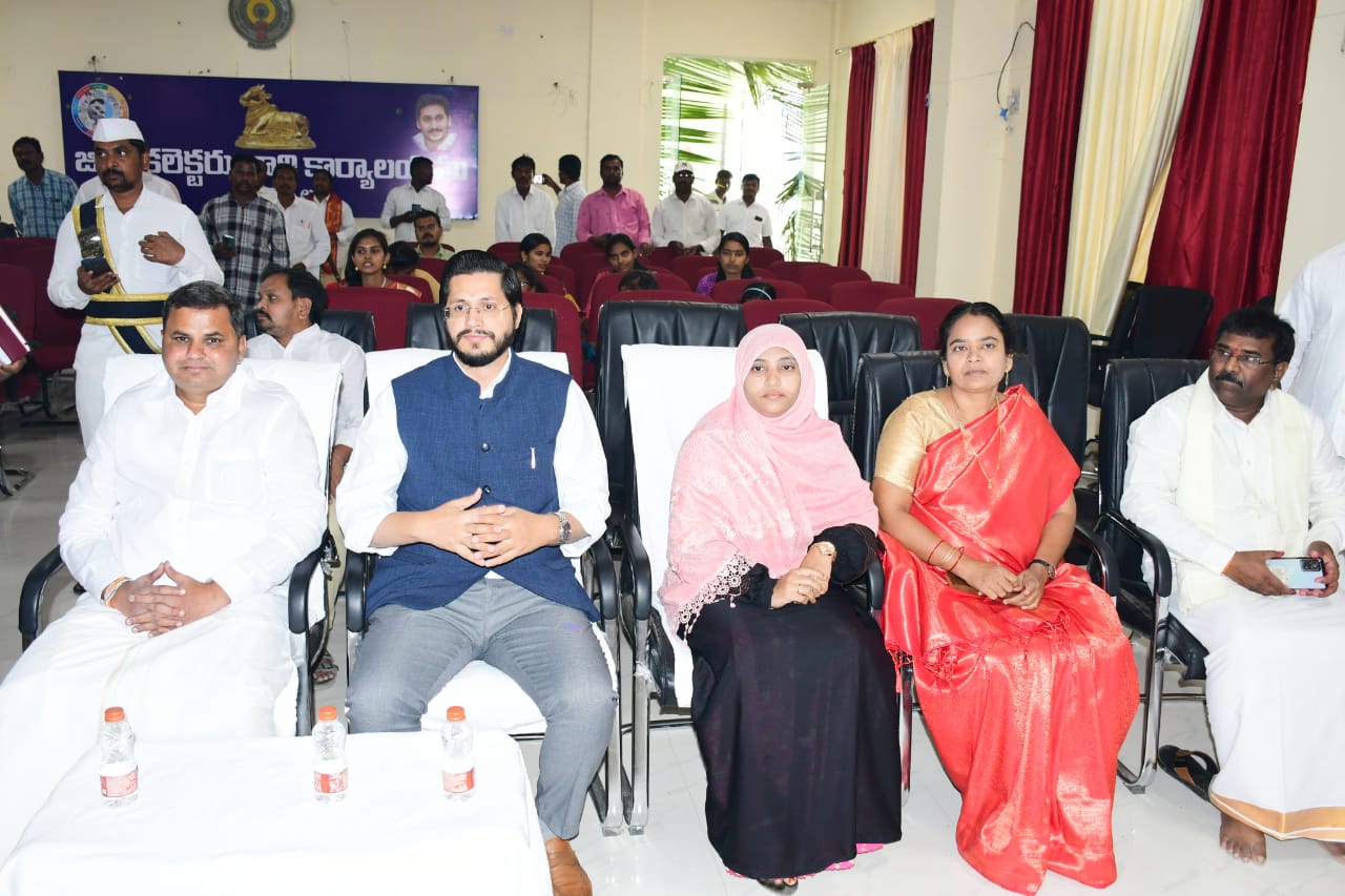 పంచాంగానికి హాజరైన కలెక్టర్‌, జడ్పి చైర్మన్‌, మున్సిపల్‌ చైర్మన్‌, డిఆర్‌ఒ