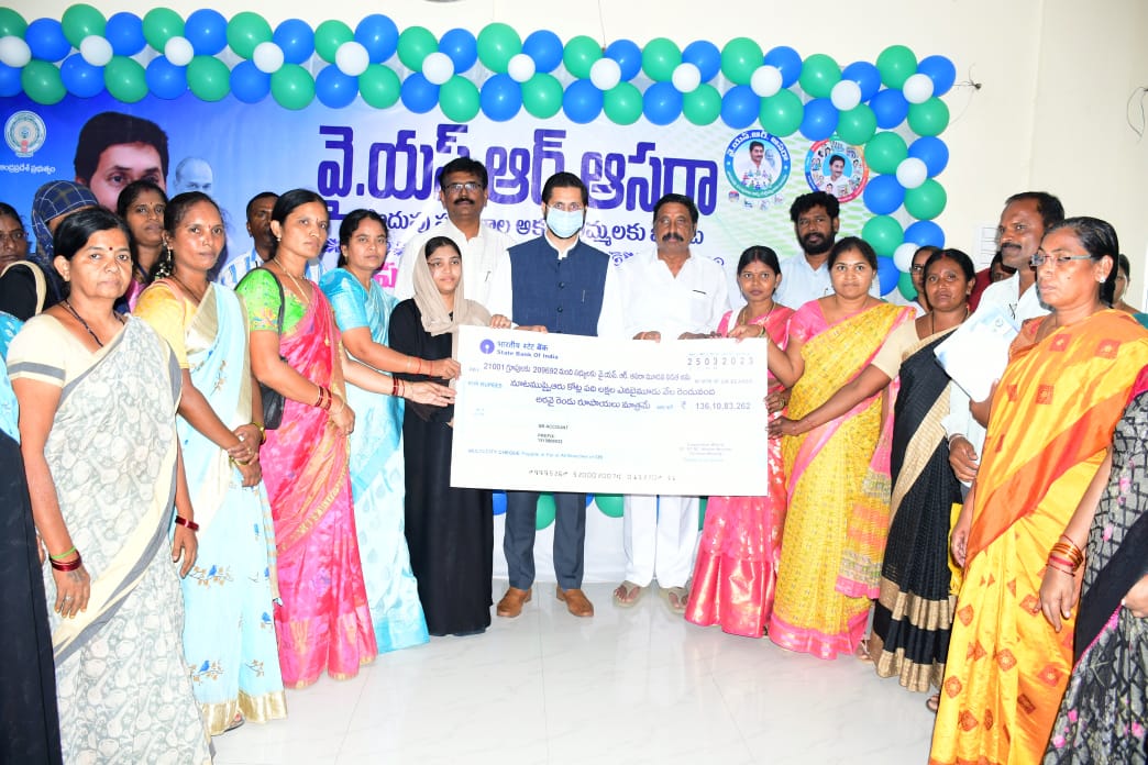  పొదుపు మహిళలకు చెక్కు అందజేస్తున్న జిల్లా కలెక్టర్‌, మార్క్ఫెడ్‌ చైర్మన్‌ మున్సిపల్‌ చైర్మన్‌