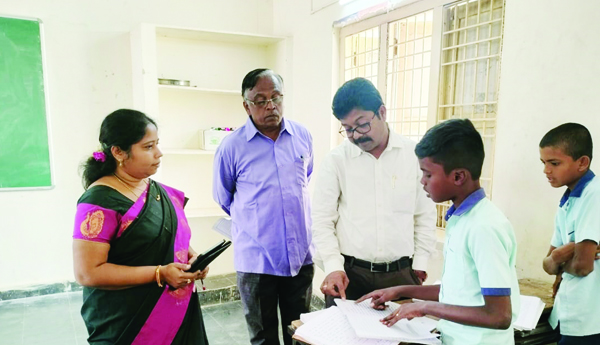 పాఠశాలను ఆకస్మిక తనిఖీ