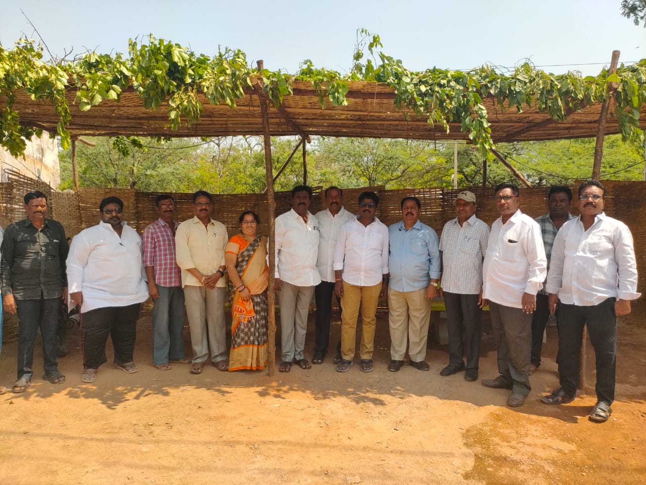 బస్ షెల్టర్, చలివేంద్రాన్ని ప్రారంభిస్తున్న మున్సిపల్ చైర్మన్ సప్తశైల రాజేష్