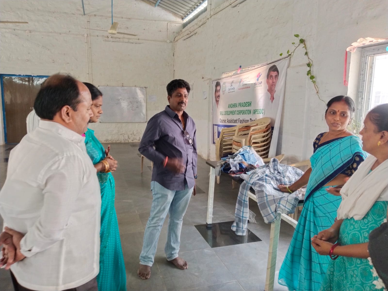 మహిళలు రూపొందించిన షర్టును పరిశీలిస్తున్న డోన్ మున్సిపల్ చైర్మన్ సప్తశైల రాజేష్