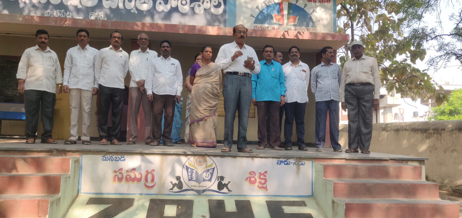 విద్యార్థులకు అవగాహన కల్పిస్తున్న సీనియర్ ఉపాధ్యాయులు వెంకట సుబ్బారెడ్డి