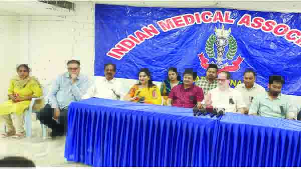 నల్ల బ్యాడ్జీలతో వైద్యులు నిరసన