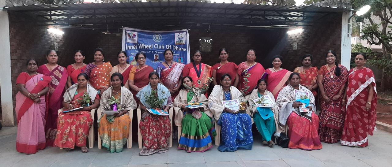 ఉత్తమ అవార్డు గ్రహీతలను సన్మానిస్తున్న ఇన్నర్‌ వీల్‌ క్లబ్‌ సభ్యులు