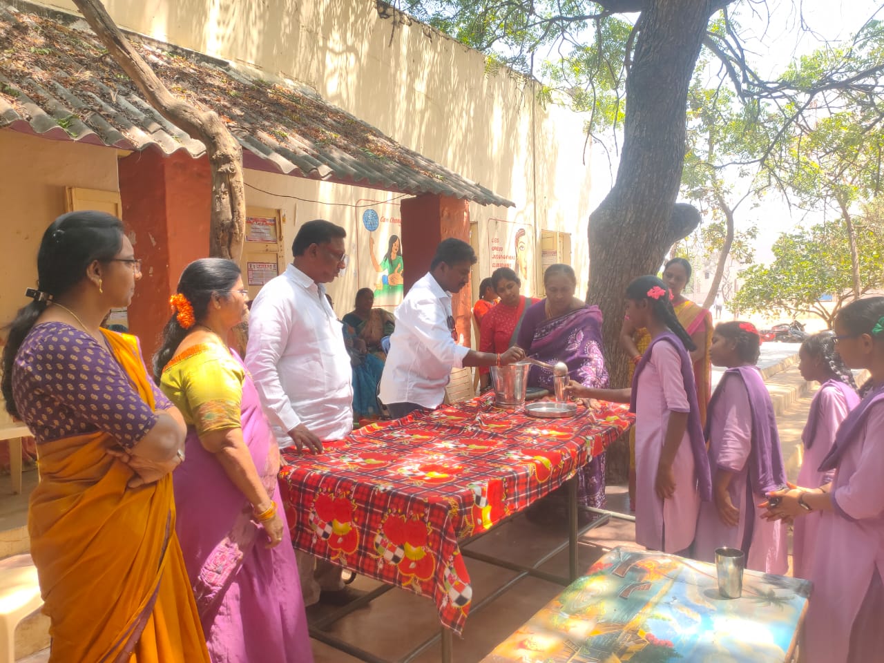 డోన్‌ : విద్యార్థులకు రాగిజావాను అందిస్తున్న మున్సిపల్‌ చైర్మన్‌ సప్తశైల రాజేష్‌