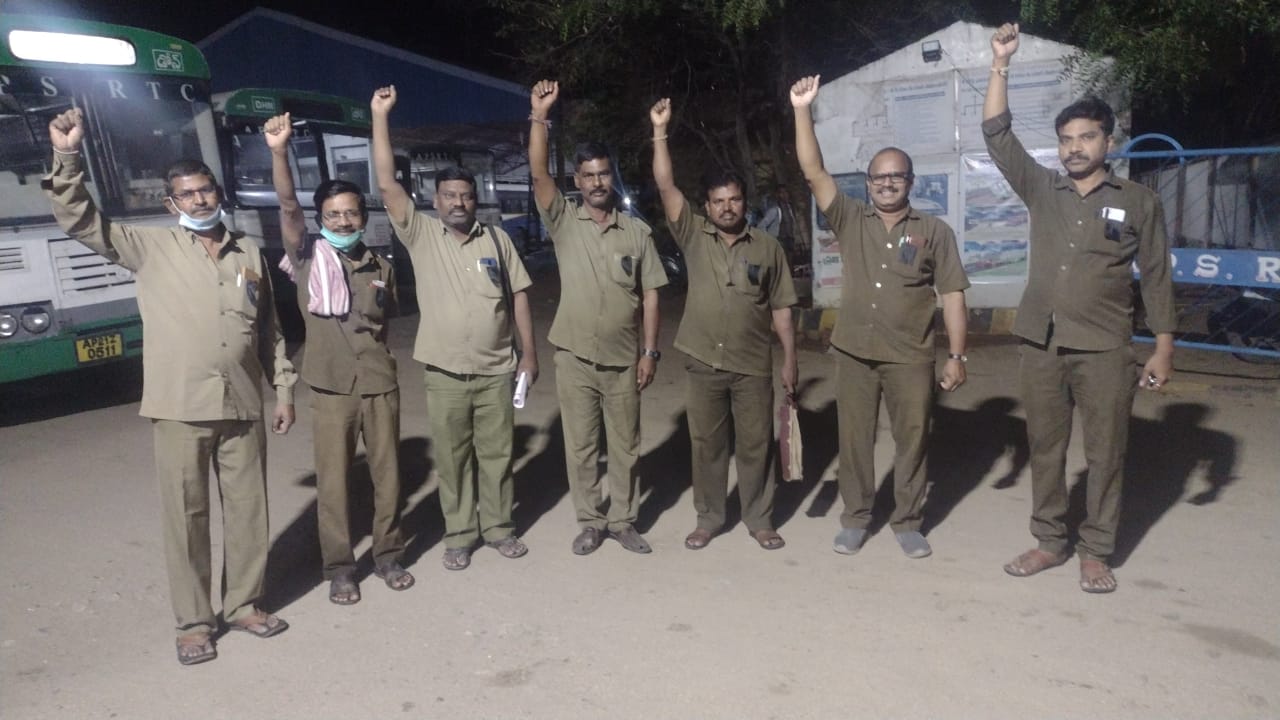 నల్ల బ్యాడ్జీలో ధరించి విధులకు హాజరవుతున్న ఎంప్లాయిస్‌ యూనియన్‌ నాయకులు