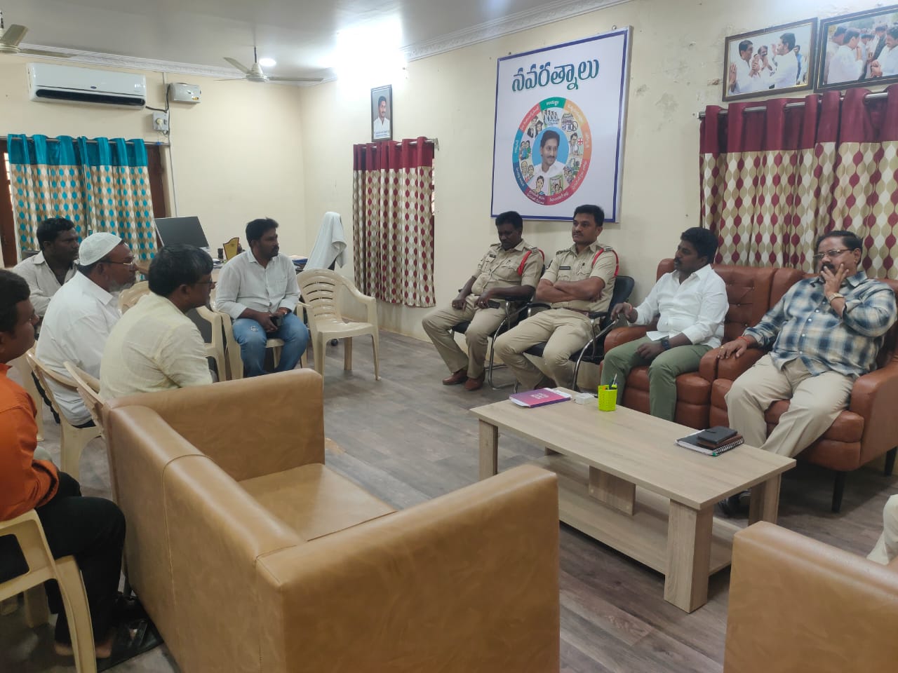 చికెన్‌ షాప్‌ యజమానులతో మాట్లాడుతున్న మున్సిపల్‌ చైర్మన్‌ సప్తశైల రాజేష్‌