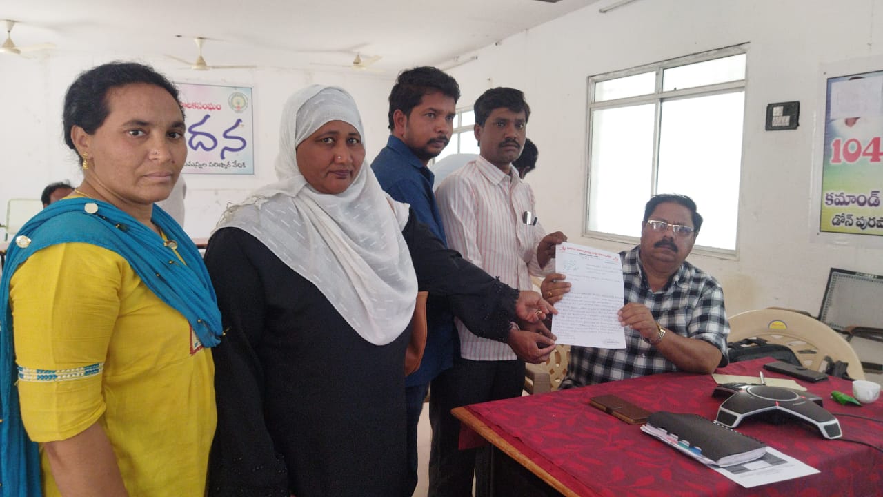 కమిషనర్‌కు వినతిపత్రం అందిస్తున్న సిపిఎం నాయకులు