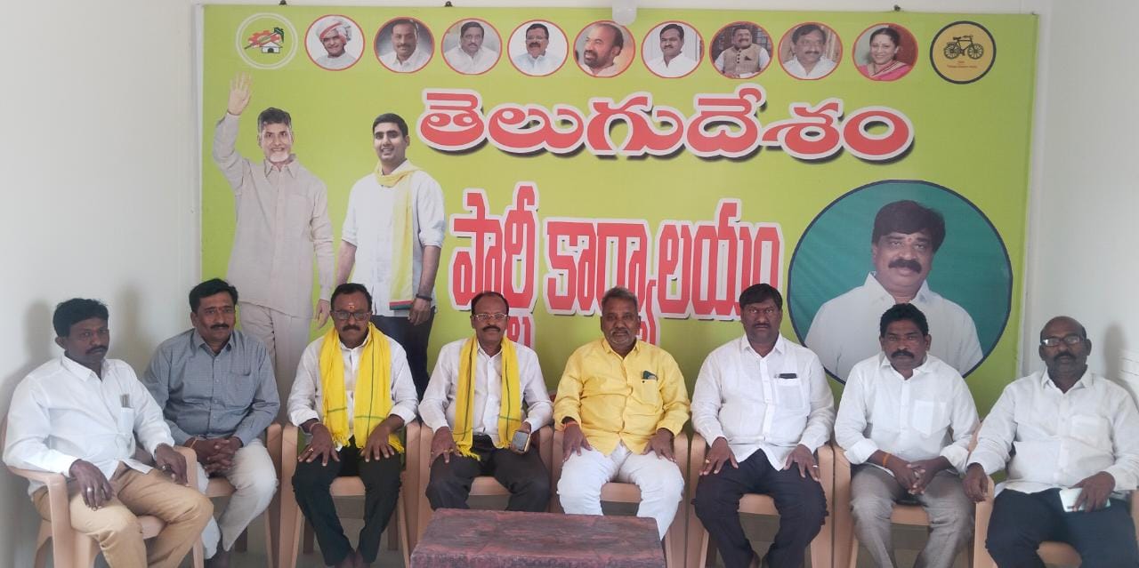 మాట్లాడుతున్న రాష్ట్ర తెలుగుదేశంపార్టీ కార్యదర్శి వలసల రామకృష్ణ