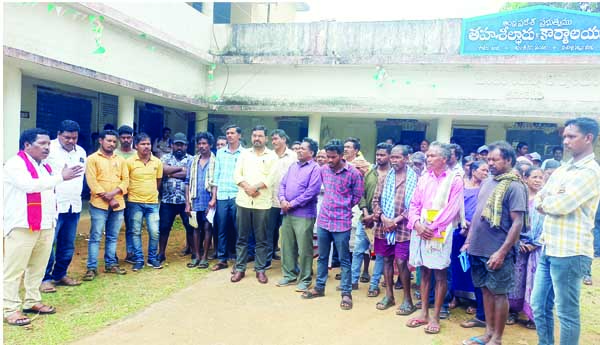 రహస్య సర్వేను అడ్డగించిన రైతులు