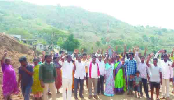 రోడ్డు నిర్మాణం పూర్తి చేయాలి