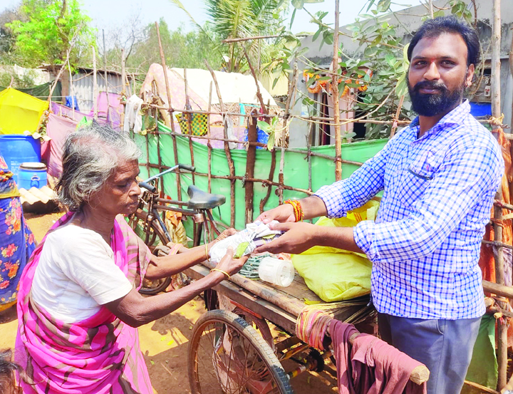 పేదలకు భోజన ప్యాకెట్లు పంపిణీ