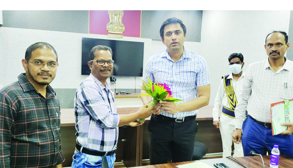 కలెక్టర్‌, పిఒలను కలిసిన మేనేజర్‌