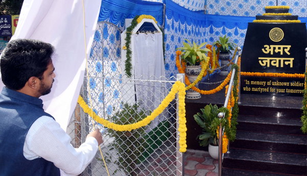 /Collector-who-unveiled-the-Amara-Jawan-memorial