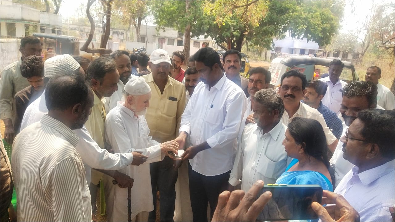 బాధిత కుటుంబ సభ్యులతో మాట్లాడుతున్న ఎమ్మెల్యే ఆర్థర్‌ 