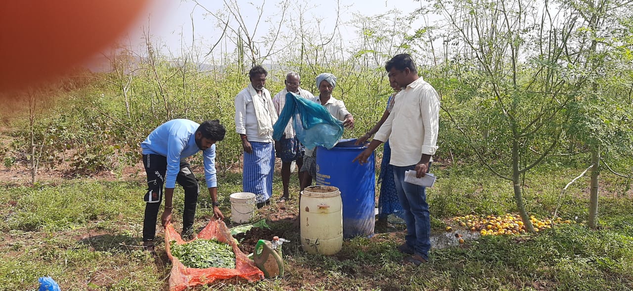 రైతులకు అవగాహన కల్పిస్తున్న దృశ్యం