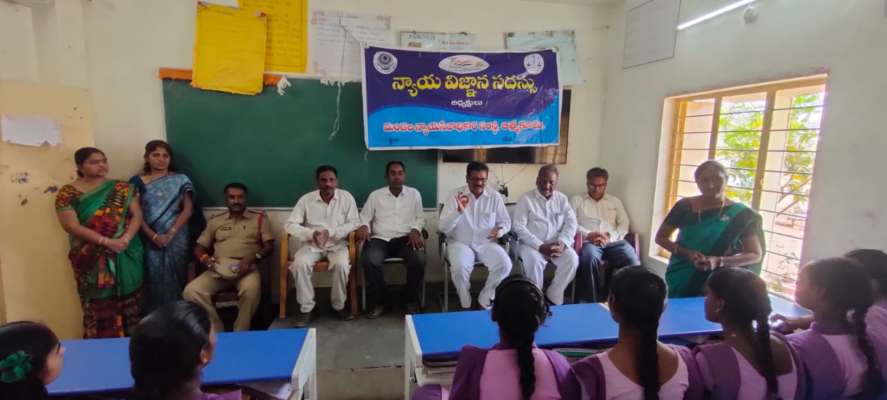 బాలికలతో మాట్లాడుతున్న జడ్జి