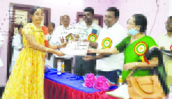 ల్యాబ్‌ టెక్నీషియన్‌ సౌజన్యకు ప్రశంసా పత్రం