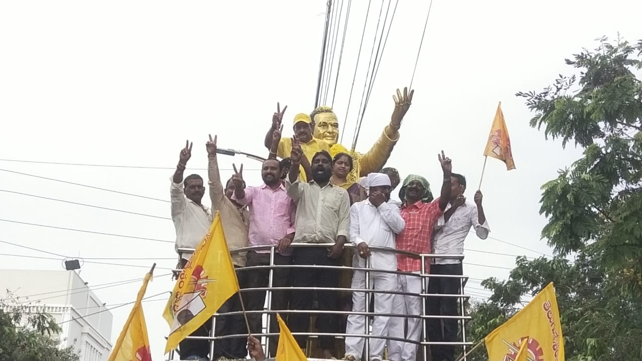 తెలుగు తమ్ముళ్ల సంబరాలు