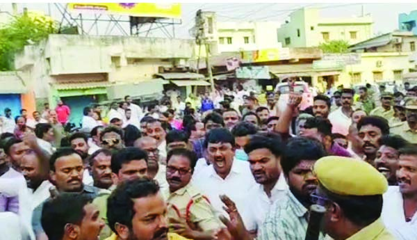 నర్సీపట్నంలో ఉద్రిక్తత