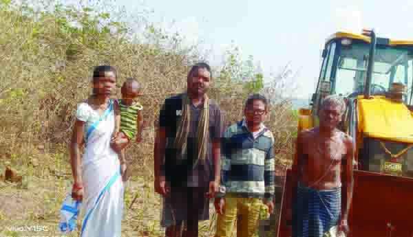 సొంత డబ్బులతో రోడ్డు నిర్మాణ పనులు