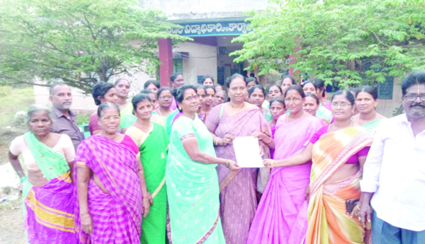 సమస్యలను పరిష్కరించాలి