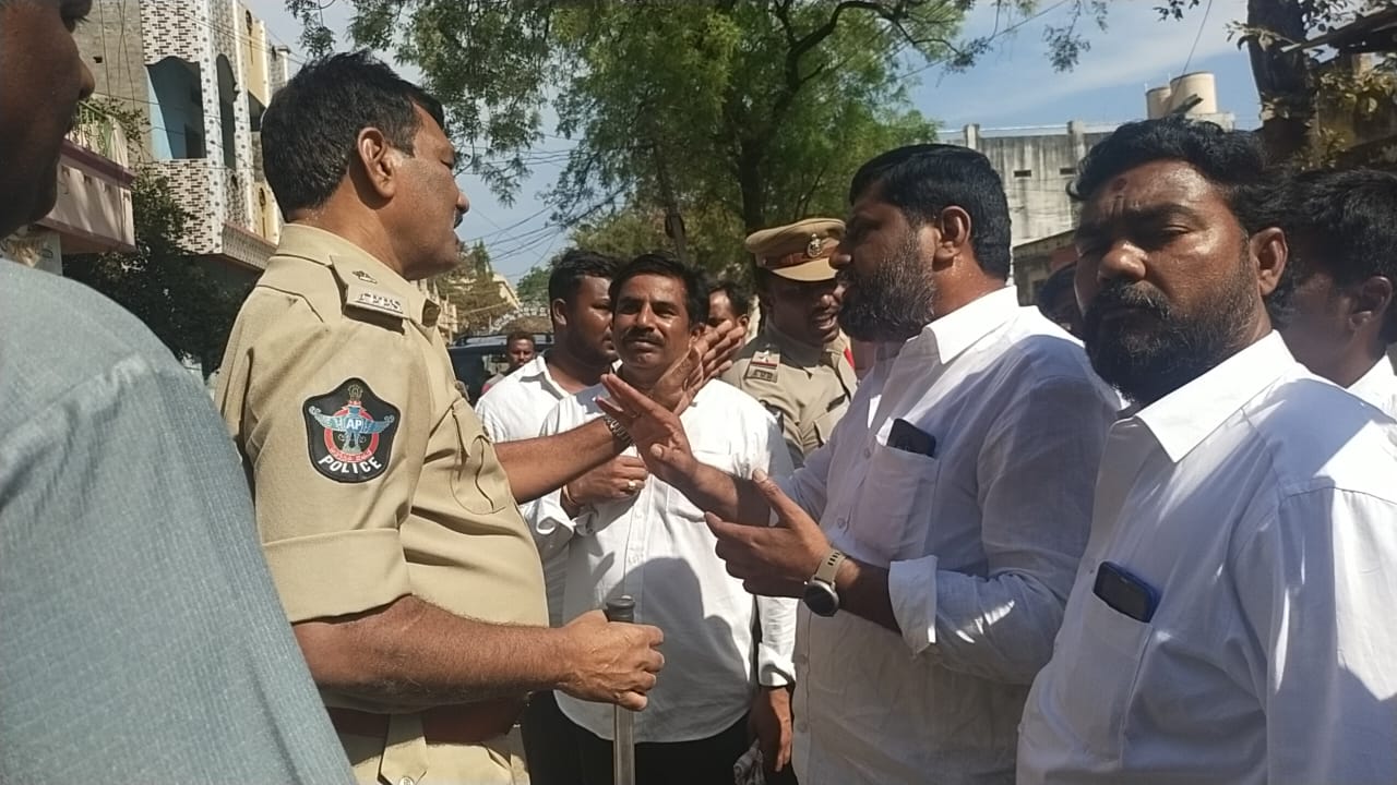పోలీసులతో వాగ్వాదం చేస్తున్న టిడిపి నాయకులు